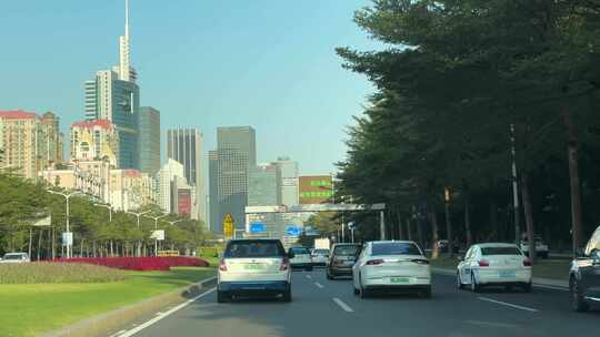 开车行驶在深圳道路车流交通城市车窗外风景