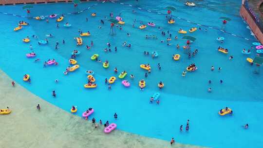 航拍夏天武汉欢乐谷水上乐园游泳池的人群