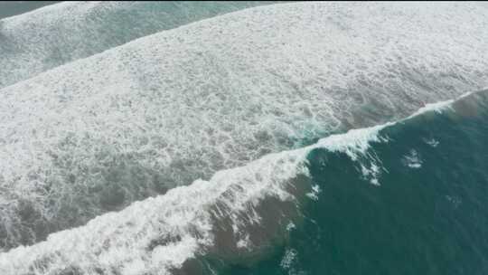 蓝色大海俯拍海浪海面沙滩航拍唯美海边海水