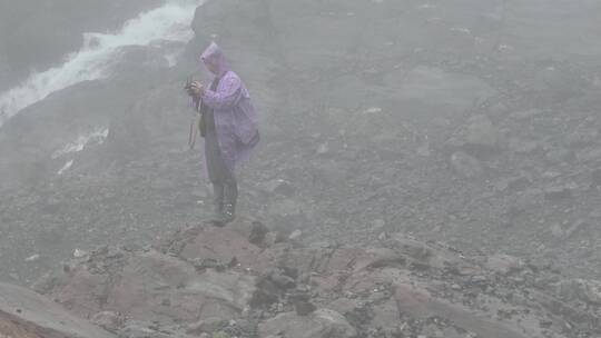 雨崩村冰湖雨中航拍