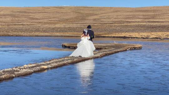 高原枯黄草原湖泊拍写真婚纱