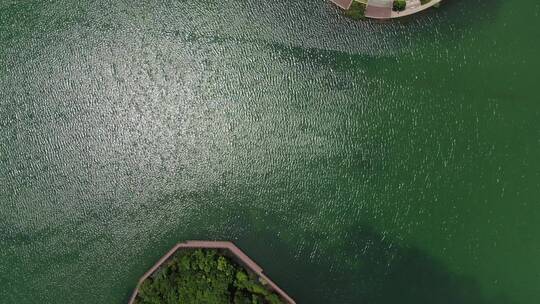 4K俯拍蓝色湖面自然风光