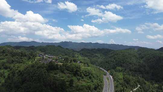 大山、乡村与高速路