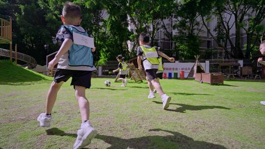 幼儿园一群小孩子围在一起踢足球视频素材模板下载