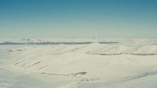 雪原上的风力发电机