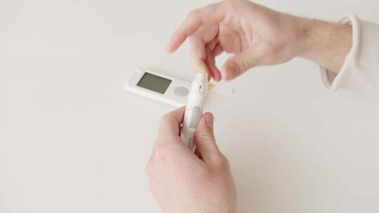 糖尿病人测血糖实拍素材