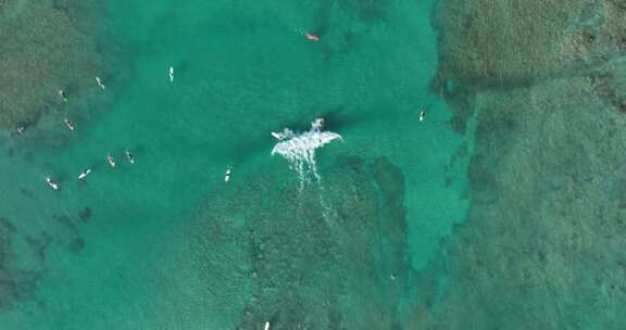 航拍浅水区岩石和海浪