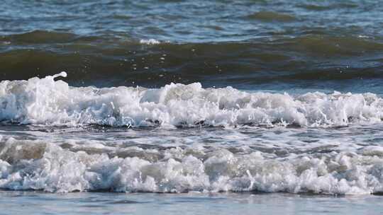 海边海浪拍打特写