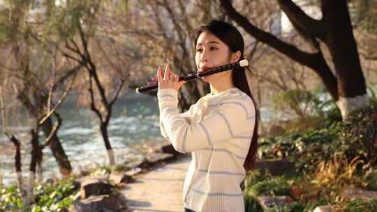 美女湖边树林吹竹笛竹笛演奏