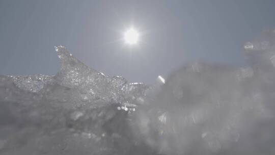 阳光融化冰雪冬天冰层下的阳光LOG