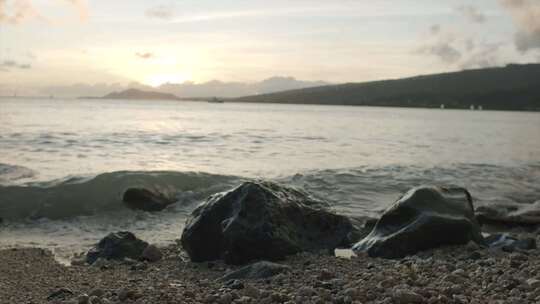 岩石海岸破碎海浪的慢动作镜头