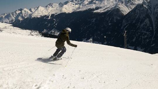 滑雪高山滑雪速降滑雪