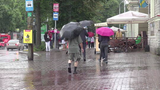 雨天街上撑伞的行人