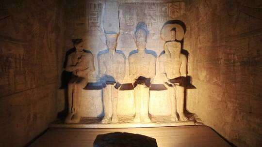 阿布辛贝勒神庙内的四座四座雕塑