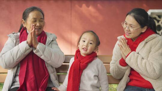 奶奶妈妈和小宝宝一起唱歌妇女节家庭幸福