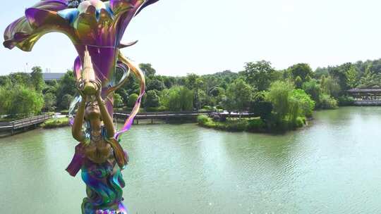湖边彩色雕塑景观