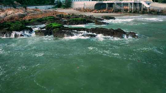 4K航拍大海汹涌海浪拍打礁石飞溅的浪花