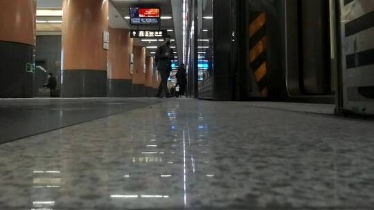 北京地铁站上下车的人流
