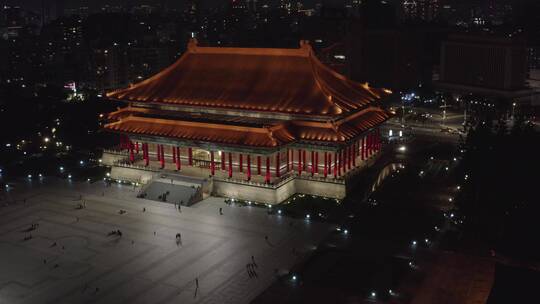 航拍的夜晚自由广场剧院景观