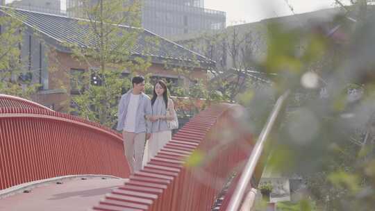 情侣牵手在桥上散步浪漫温馨