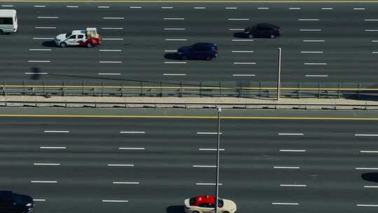 俯瞰道路上行驶的车辆