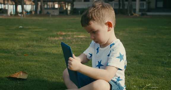 好奇可爱的男婴学龄前儿童使用数字平板电脑技术设备看电话