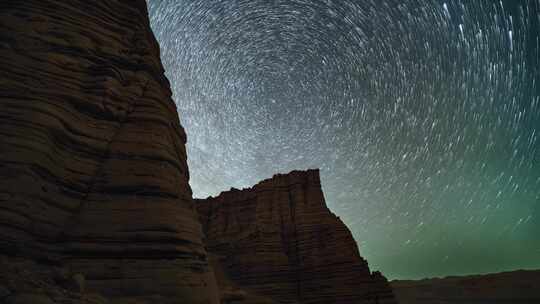 戈壁雅丹的星空星轨延时