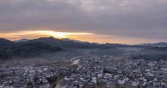 歙县许村山村小镇日出时分的全景风光