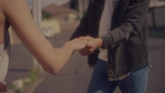 情侣在街头牵手拥抱视频素材模板下载