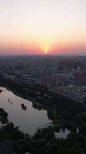 竖版航拍山东济南大明湖日落晚霞夕阳夜景