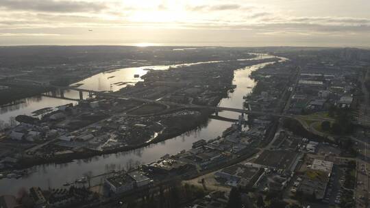 河流穿过一座城市，从空中拍摄