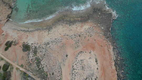 塞浦路斯阿依纳帕岩石卵石海滩和绿松石清澈