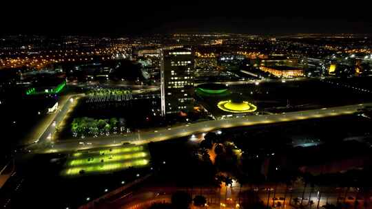 巴西巴西利亚市中心的夜景。邮政卡地标城市。