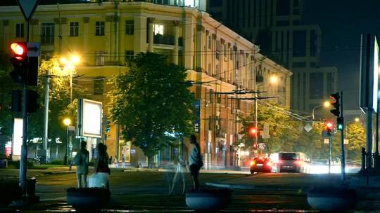 城市街道上的深夜交通