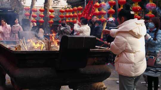 关林正月上香祈福的人们