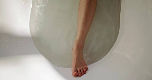 浴缸里泡过水的女人脚