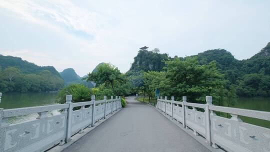 广西柳州山水龙潭公园风景过桥走在桥上