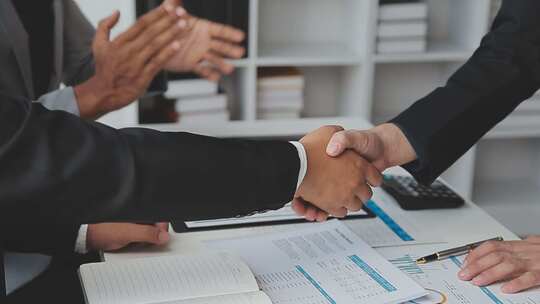 商务精英人士们正在激烈的讨论方案