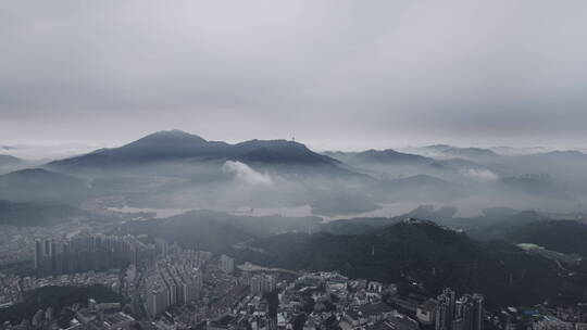 4k航拍深圳梧桐山水库雨后云海