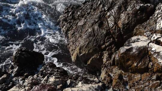 海浪冲击着岩石海岸视频素材模板下载