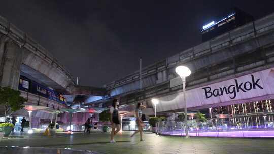 东南亚泰国曼谷网红天桥上行走的人流视频素材模板下载