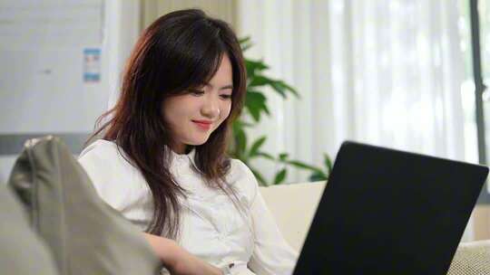 女生开心美好休闲状态