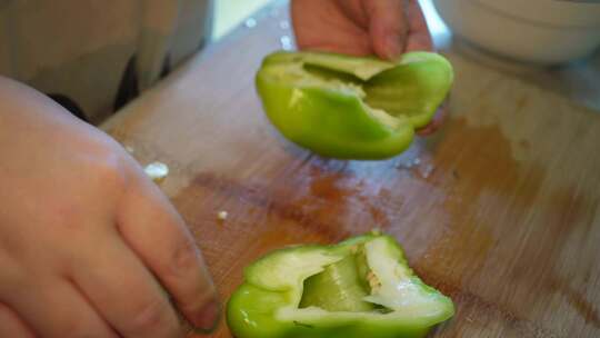 清洗青椒切青椒柿子椒切菜洗菜做饭