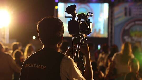 摄影师正在拍摄现场表演