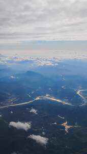 飞机窗外的武夷山脉生态河流