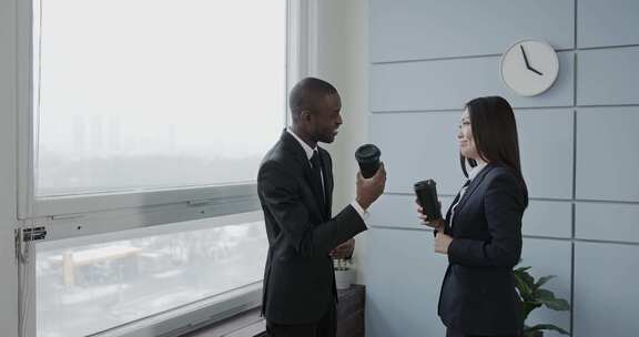 男人和女人在办公室聊天