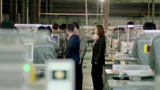 工厂织布机机械化技术顾问高科技生产视频素材模板下载
