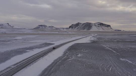 4K冰岛雪山雪地北极圈公路汽车航拍