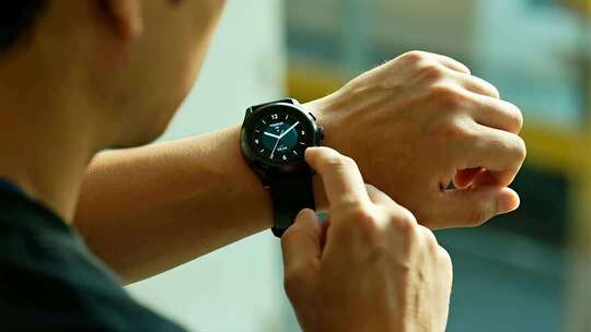 男人设置智能手表运动健康生活视频