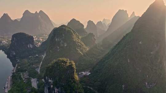 桂林山水日出丁达尔光线美丽的中国风光